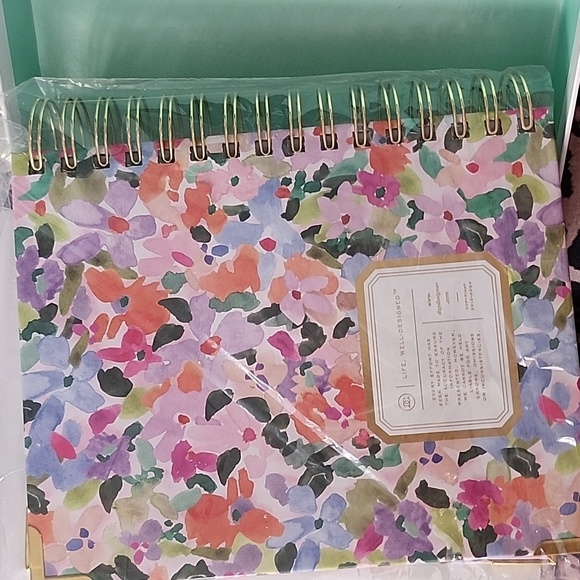 SPIRAL BOUND DAY DESIGNER PLANNER FOR 2025 ~ NIB - Picture 3 of 6